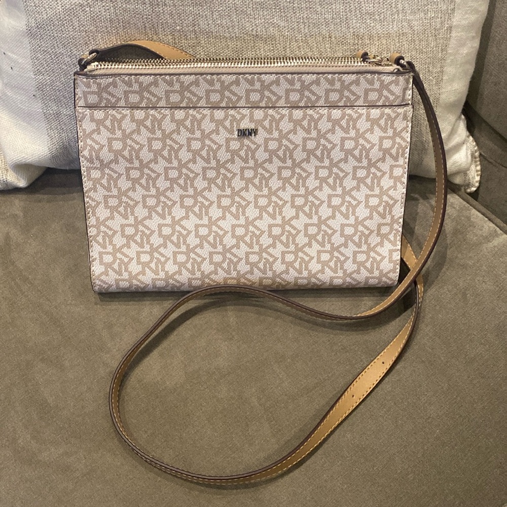 NWOT - DKNY crossbody purse.  Tons storage & gorgeous neutral colours!